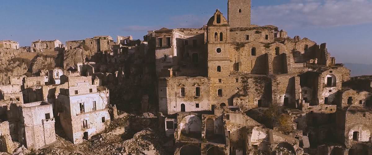 5 Most fascinating abandoned villages in Italy: Craco - photo by Walter Molfese