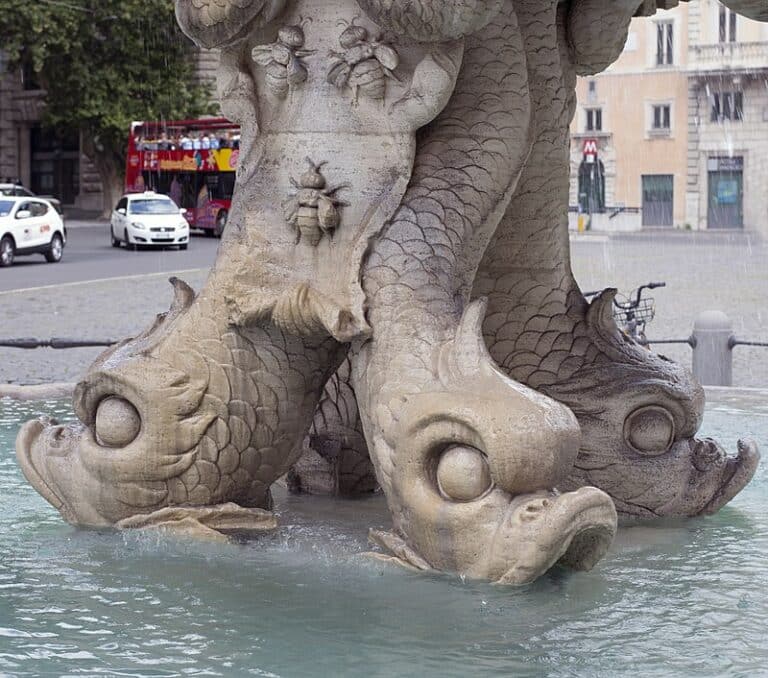Sculptures_of_dolphins_in_Fountain_of_Triton_Rome