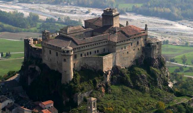 Castles in Italy: Gropparello castle